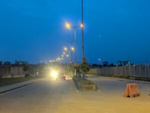 Douala : la CUD intensifie les travaux d’éclairage public et de signalisation routière à Japoma et Nkolbong.