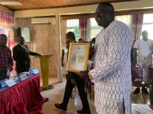 « L’Award d’or que nous recevons aujourd’hui est le fruit d’un travail collectif, d’un soutien total aux personnes vulnérables, car beaucoup ont des moyens mais n’arrivent pas à donner. Donner est divin, car l’Éternel dit qu’il y a plus de bonheur à donner qu’à recevoir. Nous disons merci au Collectif Républicain des Directeurs de Publication (CRDP) pour l’enquête menée sur nos actions et pour l’Award d’or qu’il vient de nous octroyer. »