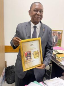 Distinction : Monney Mbedi Henri honoré de l&rsquo;« Award d&rsquo;Or 2025 » pour son engagement citoyen.