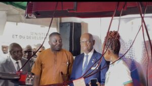 PROMOTE 2026 : Henri Eyebe Ayissi fait une halte remarquée au stand de La Plume de l&rsquo;Aigle.